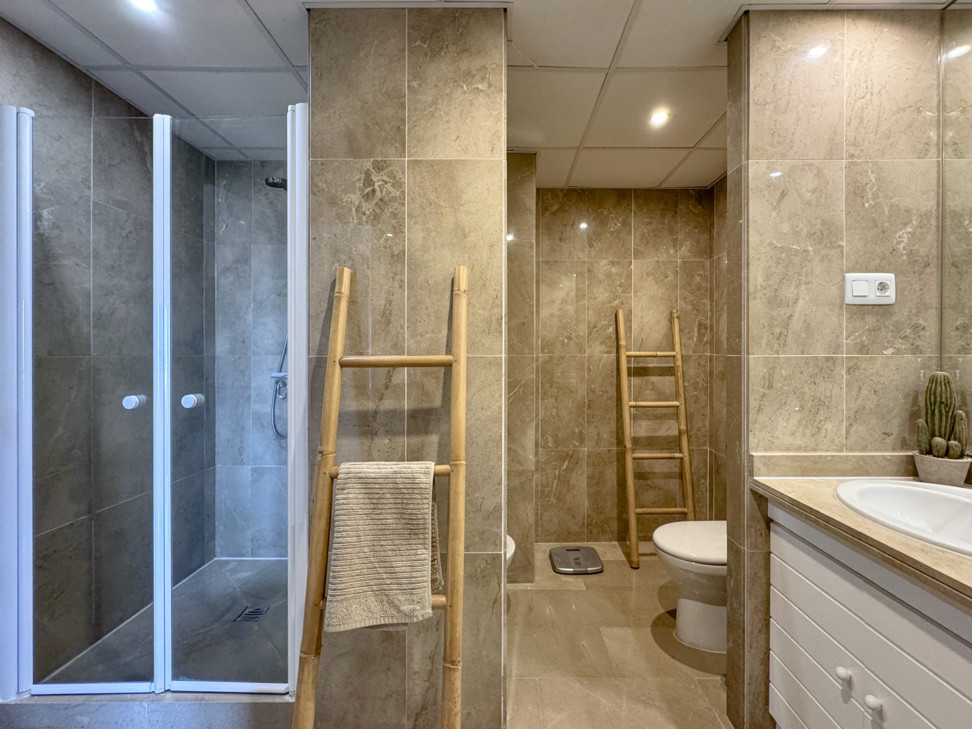 The marble en-suite bathroom